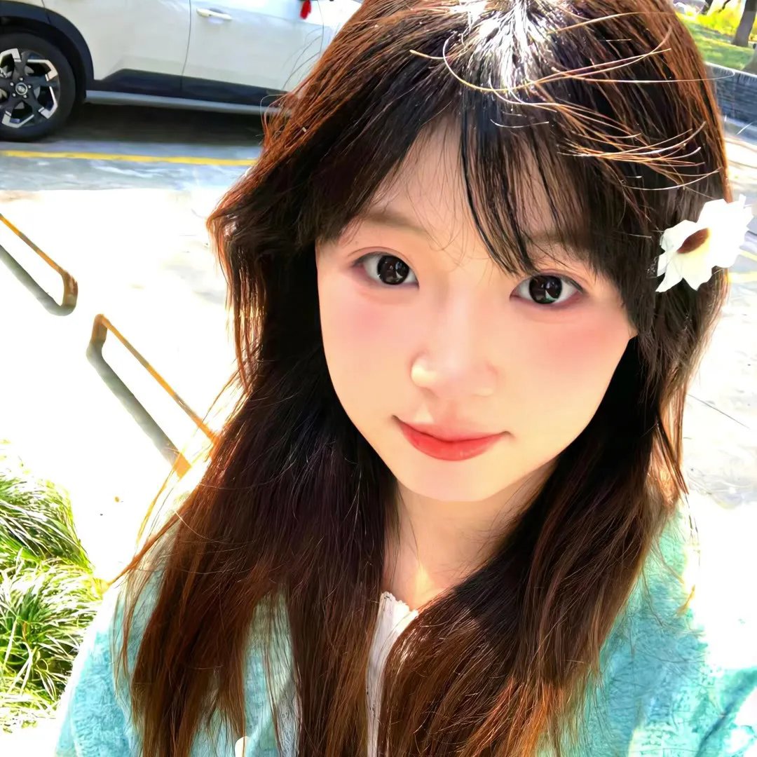 《某女星被扒戴假货走红毯，品牌方连夜删图》配图